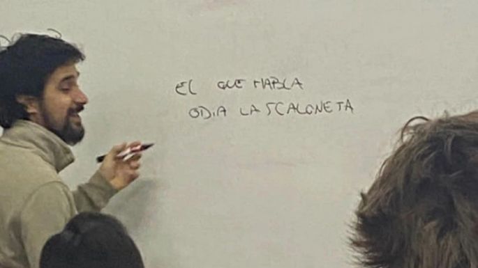 Un profesor cordobés recurrió a la “Scaloneta” para callar a sus alumnos