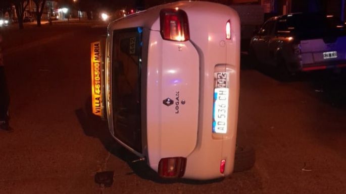 Un taxi chocó contra una camioneta estacionada: no hubo lesionados