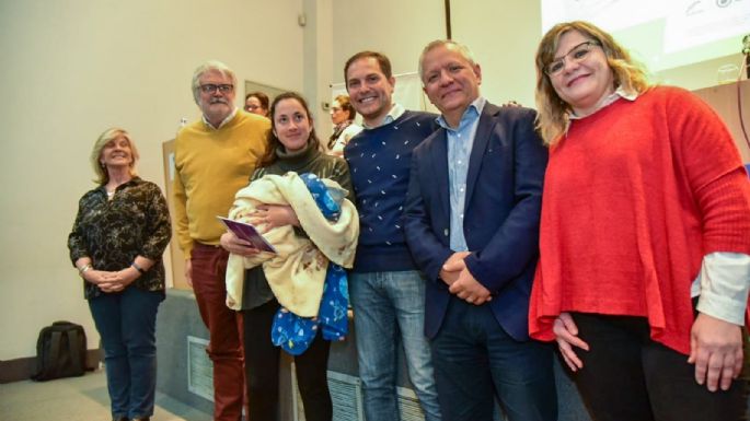 "Mis Primeros Libros": entregaron mini bibliotecas infantiles a familias con recién nacidos