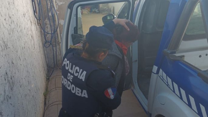 Golpeó a su expareja y se resistió al arresto pero quedó detenida