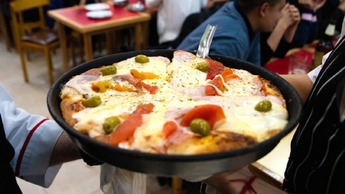 Más de 1.000 locales de todo el país participaron de "La noche de la pizza y la empanada"