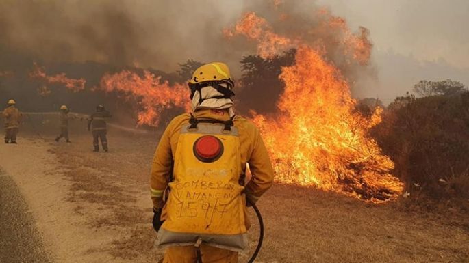 Bomberos combaten tres focos