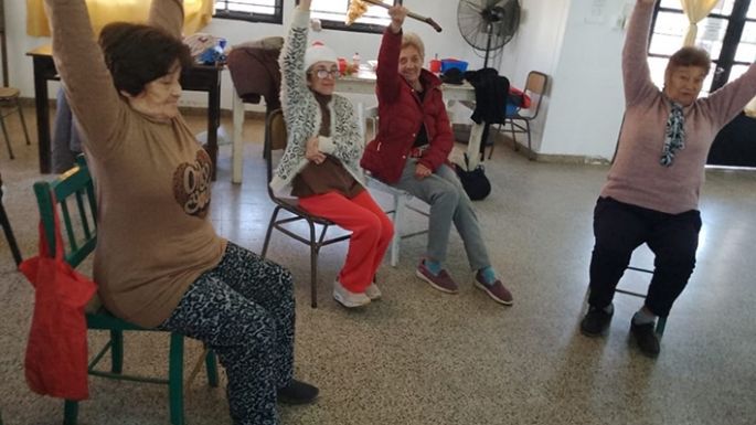 Gimnasia y folclore para adultos mayores