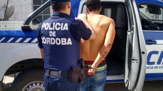 Le robaron el celular a una joven de 15 años mientras caminada por avenida Universidad