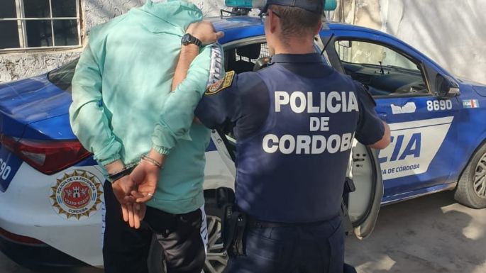 Detuvieron a un joven por golpear a un hombre para robarle el celular 