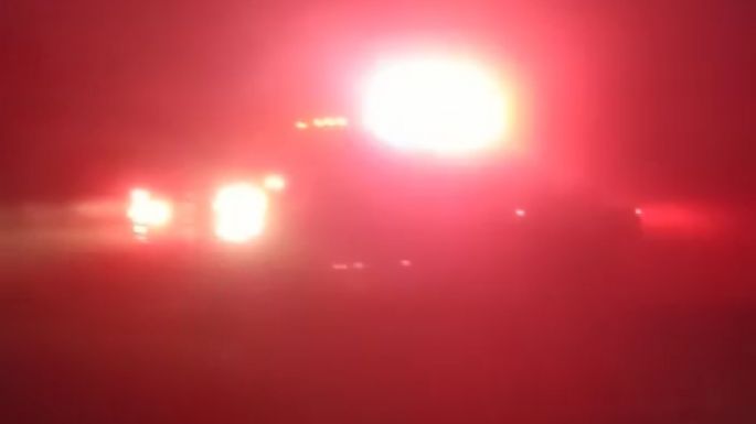 Bomberos trabajan en un incendio en ruta 2 y Autopista