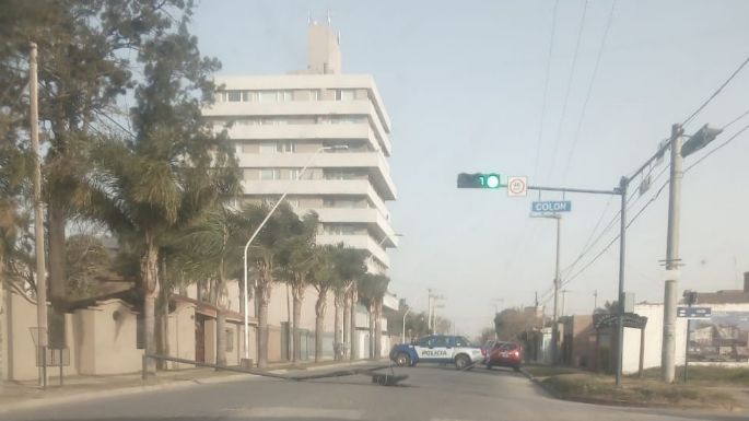 El viento tumbó un semáforo en Villa Nueva