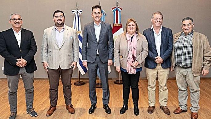El vicegobernador Calvo presentó el modelo de transformación digital de Córdoba a intendentes de Uruguay