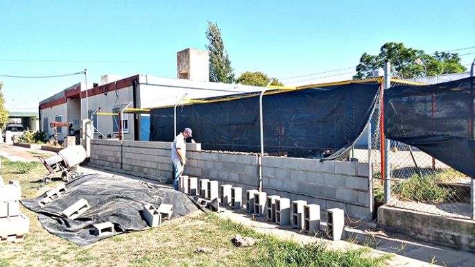 Construyen el muro del Jardín de Infantes