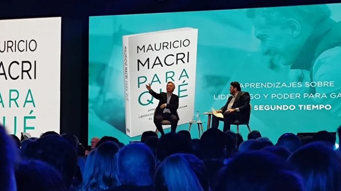 Con libro, críticas e interna