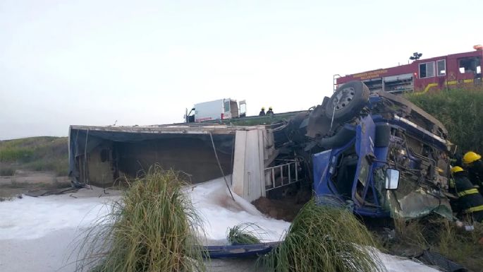 Murió un camionero al perder el control y volcar en la autopista