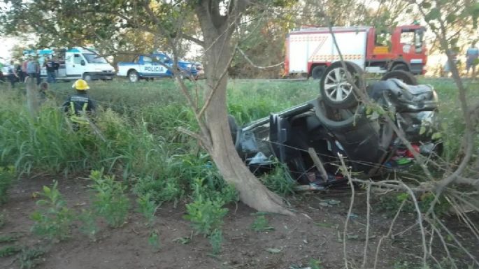 Dos personas hospitalizadas tras volcar en su vehículo