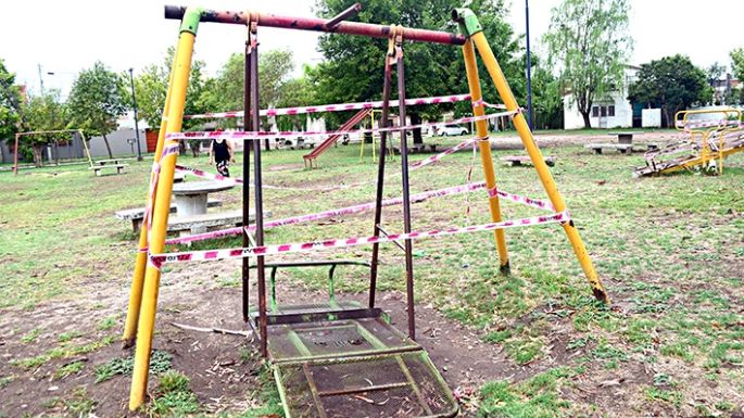 Piden por plazas con juegos y mobiliario en muy mal estado