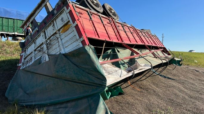 Un camión volcó en la ruta 158