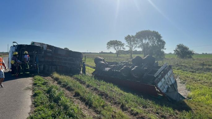 Un camión volcó en la ruta 158