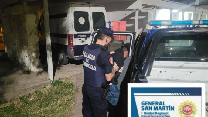 Intentó ingresar a una cochera, luego se escondió en un complejo pero quedó detenido
