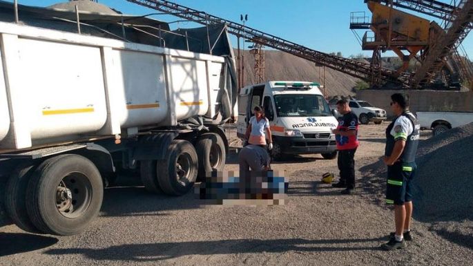 Un trabajador murió tras caer del acoplado de un camión