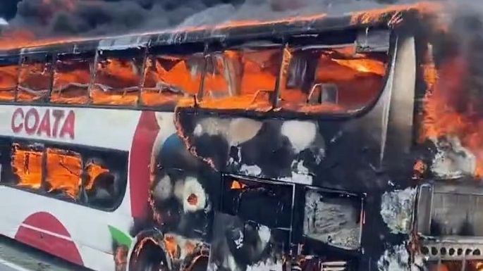 Un colectivo Coata se incendió en la ruta 9