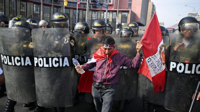 Al grito de "¡Dina asesina!", miles de peruanos pidieron la renuncia de la presidenta
