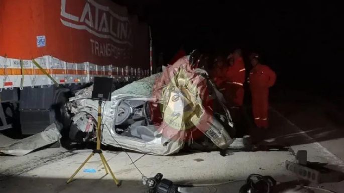 Falleció un hombre tras chocar contra un camión y terminar debajo de otro