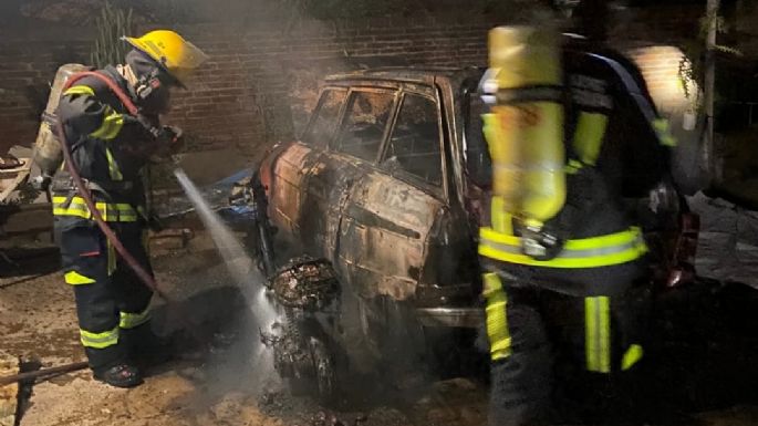 Se incendiaron dos automóviles y una moto