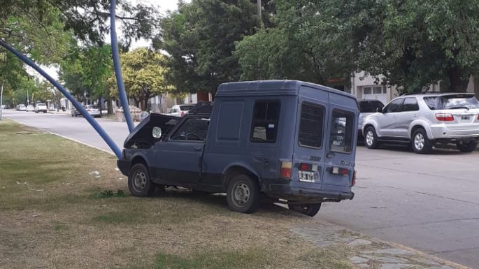 Un vehículo impactó contra un poste de luz en bulevar Italia