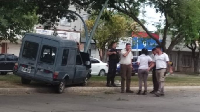 Un vehículo impactó contra un poste de luz en bulevar Italia