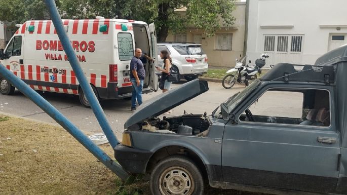 Un vehículo impactó contra un poste de luz en bulevar Italia