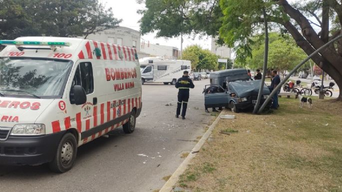 Un vehículo impactó contra un poste de luz en bulevar Italia