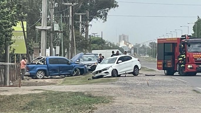Fuerte impacto entre vehículos en ruta 158