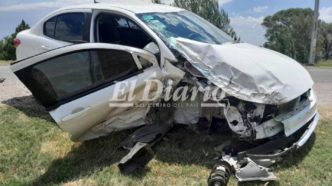Fuerte impacto entre vehículos en ruta 158