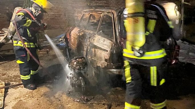 El fuego destruyó dos  vehículos y una moto
