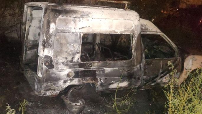 El fuego destruyó dos  vehículos y una moto