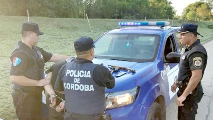 En la costanera con  un arma de fuego