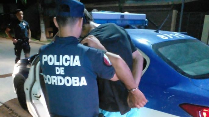 Un sujeto detenido tras intentar abrir puertas de vehículos en la calle