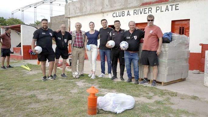Bovo entregó materiales de construcción y elementos deportivos al club River