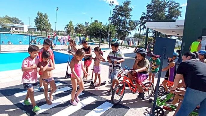 En la pileta comunitaria, niñas y niños aprenden educación vial