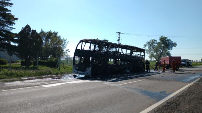 Otro colectivo se prendió fuego por completo