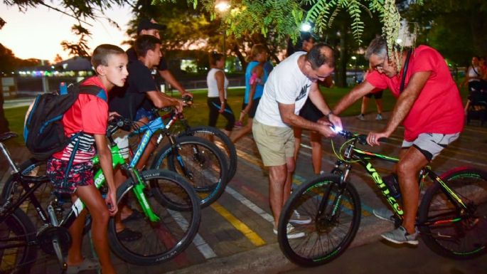 Ciclistas recibieron las luces reglamentarias para sus vehículos