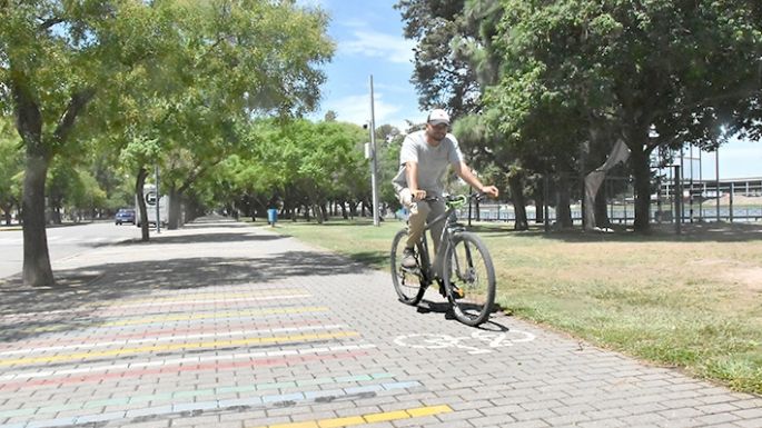 Peatones en la bicisenda, bicicletas por la vereda
