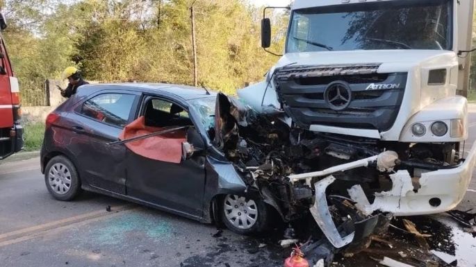 Dos fallecidos tras un choque frontal entre un auto y un camión