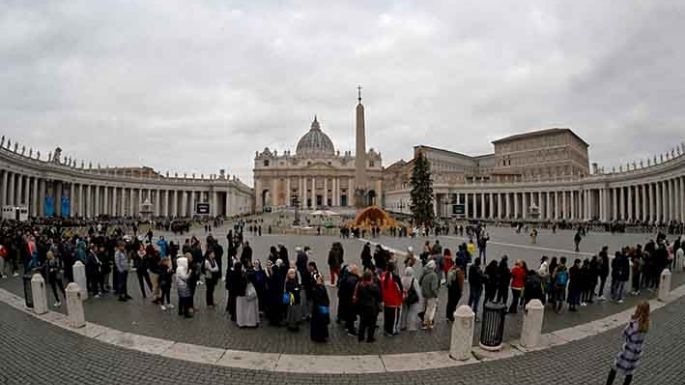 Inició el adiós a Benedicto XVI