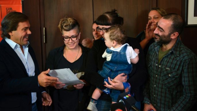 Padres y madres: la Justicia argentina ya produjo 29 fallos sobre triple filiación