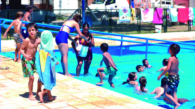 La pileta comunitaria ofrece múltiples actividades para pasar el verano