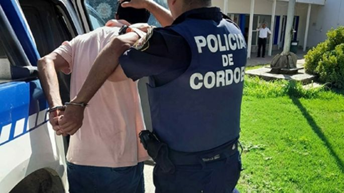 Uno golpeó a su expareja y otro atacó con un machete