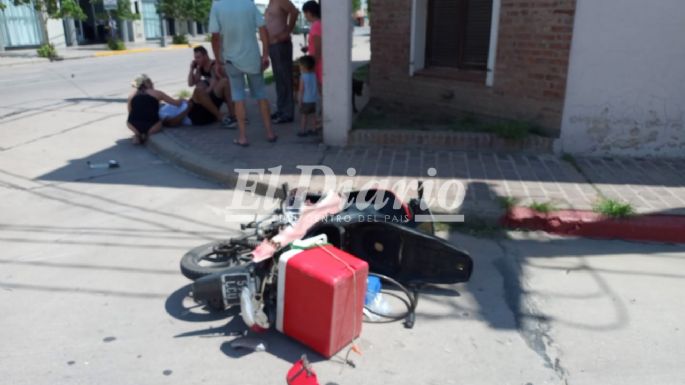 Un vehículo chocó a un motociclista y se dio a la fuga