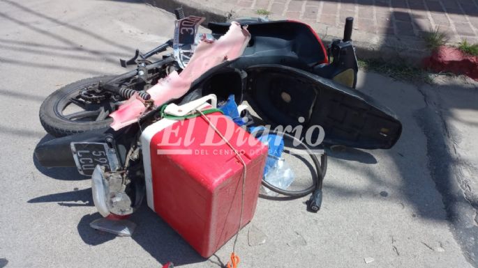 Un vehículo chocó a un motociclista y se dio a la fuga