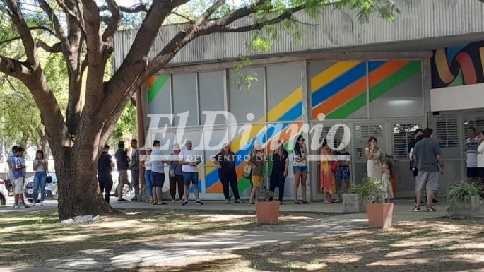Hay menos gente, pero siguen siendo largas las colas para comprar entradas