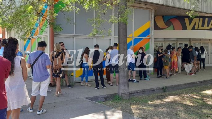 Hay menos gente, pero siguen siendo largas las colas para comprar entradas