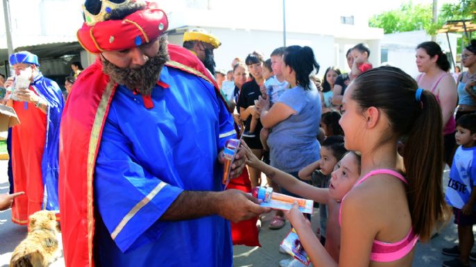 Los Reyes Magos ya reparten regalos a los más pequeños